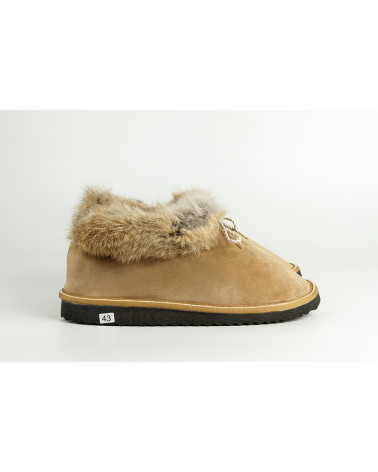 Zapatillas cerradas en color beige